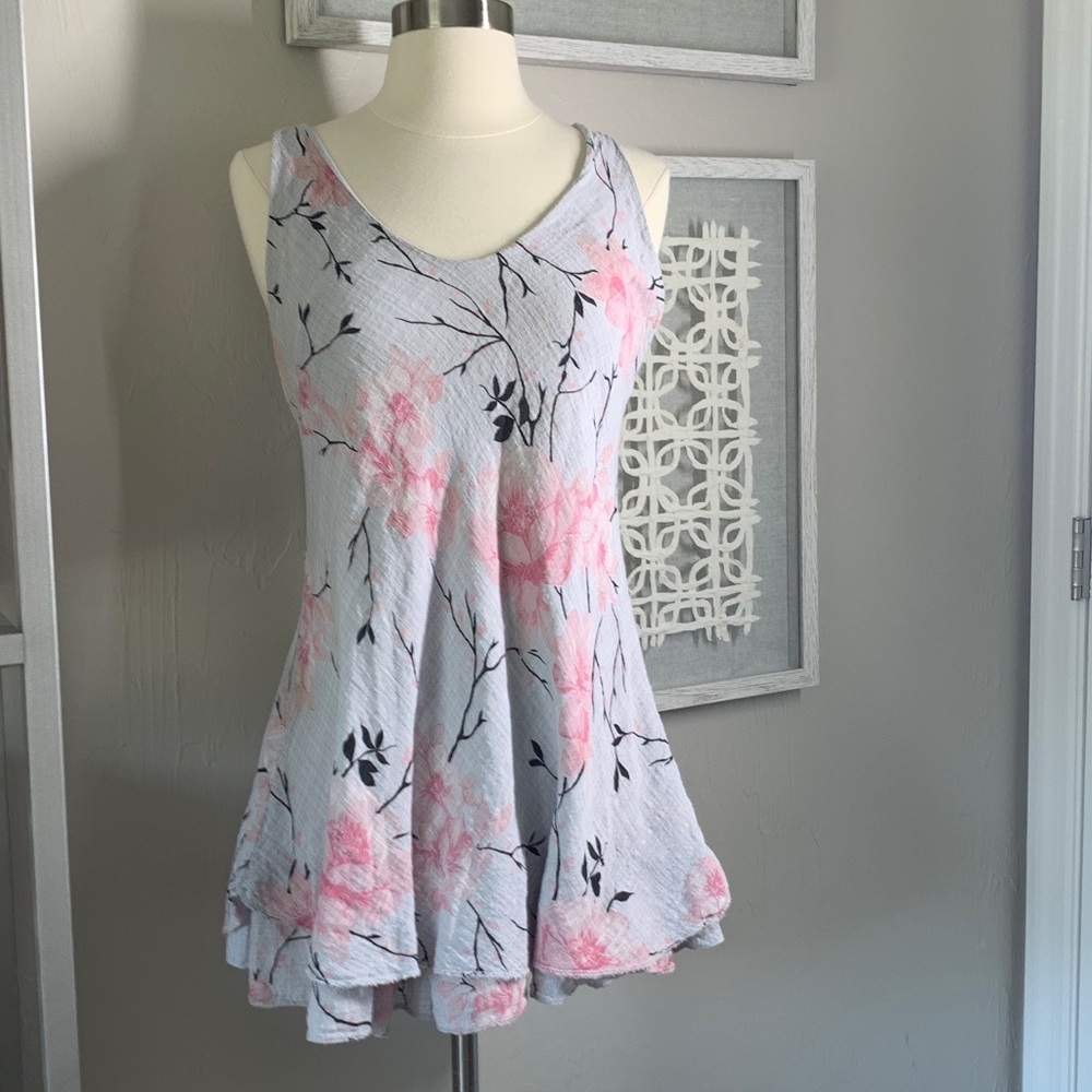 Luca Vanucci sleeveless V-neck ruffle bottom floral blouse size small